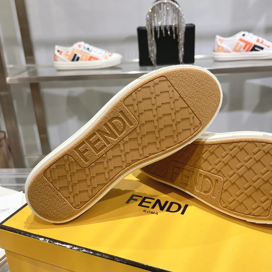 Couple style 💰460❤️Fendi Fendi's latest couple canvas shoes ❑ Fabric: Original customized imported jacquard canvas material ❑ Inner lining: Imported canvas material ❑ Sole: Original molded non-slip TPU outsole ❑ Bottom thickness: 2.5cm ❑ Size: Women's 35-40/Men's 39-45